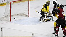 Vladimír Sobotka posílá puk do odkryté litvínovské brány.