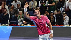 Ji�í Lehe�ka mává divák�m po vít�zném �tvrtfinále na turnaji v Dauhá.