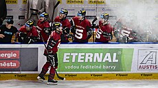 Vladimír Sobotka pijímá gratulace od spoluhrá ze Sparty.