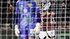 Hrái Sparty se radují z gólu v osmifinále Mol Cupu proti Dukle.