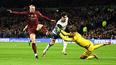Tuto ránu Erlinga Haalanda je�t� dokázal branká� Tottenhamu Guglielmo Vicario...