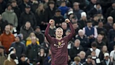 Erling Haaland slaví s fanou�ky City trefu do brány Tottenhamu.