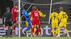 Zálo�ník Twente Michal Sadílek p�i výskoku trefuje bránu domácího týmu...
