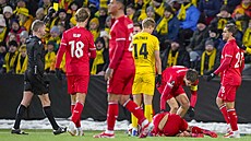 Ulrik Saltnes z Bodo/Glimt (14) si musí prohlédnout �lutou kartu rozhod�ího...