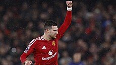 Diogo Dalot slaví vyrovnání United s Ipswichem, který zp�sobil vlastní brankou...