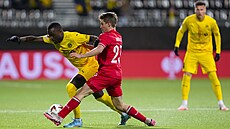 Brice Wembangomo z domácího týmu Bodo/Glimt bojuje o mí� s Michalem Sadílkem z...