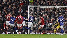 Sam Morsy (druhý zleva) dává vlastní gól do brány Ipswiche a za�izuje srovnání...