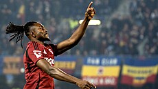 Victor Olatunji slaví gól proti Dukle.