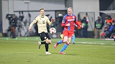 Plze�ský obránce Václav Jemelka se p�edhání o mí� s úto�níkem Ferencvárose...