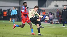 Plze�ský úto�ník Rafiu Durosinmi dobíhá st�ílejícího hrá�e Ferencvárose.