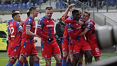 Plze�tí hrá�i slaví s Rafiem Durosinmim první gól do brány Ferencvárose.