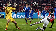 Branká� Táborska Martin Pastornický zasahuje proti st�ele slavistického...