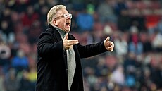 Lars Friis komunikuje s hrá�i Sparty.