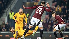 Patrik Vydra se s míem vyhýbá padajícímu Janu Peterkovi.