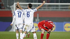 Patrick Mainka (vpravo) smutní po vy�azení Heidenheimu, zatímco Pantelis...