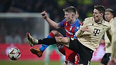 Plze�ský zálo�ník Luká� �erv bojuje o mí� s úto�níkem Ferencvárose Kristofferem...