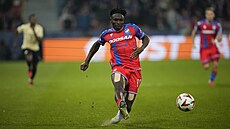 Plzeský útoník Prince Kwabena Adu zpracovává mí v utkání s Ferencvárosem.