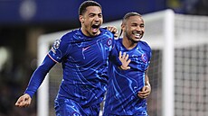 Levi Colwill (vlevo) slaví s Christopherem Nkunkuem t�etí gól Chelsea v utkání...