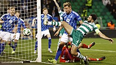 Do chaosu p�ed bránou Molde p�ispívá kapitán Shamrocku Rovers Roberto Lopes.