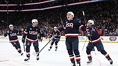 Americký útoník Brady Tkachuk se raduje z gólu proti Kanad.