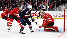 Jordan Binnington zasahuje proti rán Jakea Gunetzela.