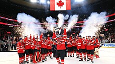 Kanadský kapitán Sidney Crosby zdvihá nad hlavu trofej pro vítze Four Nations.