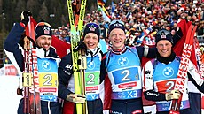 Vít�zná norská �tve�ice v cíli �tafetového závodu na mistrovství sv�ta v...