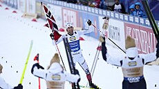 Sdru�ená� Jarl Magnus Riiber p�ijí�dí do cíle s norskou vlajkou.