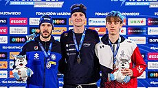 Metoděj Jílek (vpravo) na stupních vítězů po bronzu v závodě na 5000 metrů v...