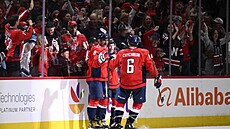 Radost hokejist� Washingtonu po tref� Alexandra Ove�kina.