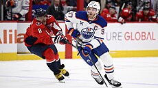 Alexandr Ove�kin nahání Connora McDavida.