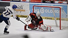 Kladenský obránce Phil Pietroniro prom��uje na�ízené trestné st�ílení proti...