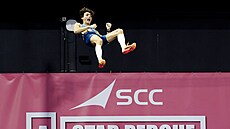 Armand Duplantis se raduje z pekonání vlastního svtového rekordu.