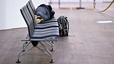 Cestující spí na lavi�ce na mnichovském leti�ti (27. února 2025)