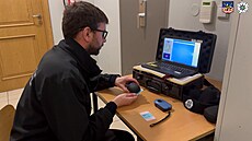 Opilý �idi� se v aut� bez technické prokázal pad�lanými doklady