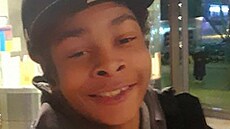 Na zastávce v Londýn� ubodali �trnáctiletého �erno�ského mladíka Kelyana...