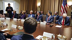 Americký miliardá� Elon Musk se zú�astnil prvního zasedání vlády amerického...