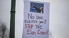 �Nikdo t� nevolil. Zastavte Elon�v pu�,� stojí na protestním transparentu lidí,...
