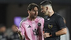 Argentinský fotbalista Lionel Messi z Interu Miami diskutuje s rozhodčím během...