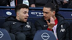 Darwin Núez z Liverpoolu (vpravo) prosedl celé utkání na pd Manchesteru...