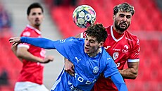 Momentka z utkání mezi Pardubicemi a Mladou Boleslaví. Zleva hostující Matyá�...