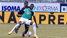 Lamin Jawo (v popedí) z Jablonce a Sahmkou Camara z Karviné bojují o balon.