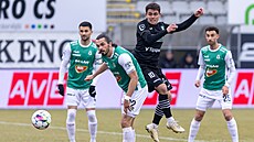 Jablonecký Jakub Martinec (druhý zleva) a Denny Samko z Karviné sledují balon.