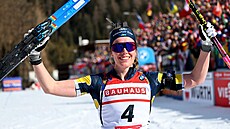védka Elvira Öbergová se raduje z vítzství v hromadném závodu na mistrovství...
