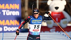 Nor Endre Strömsheim slaví vítzství v hromadném závodu na mistrovství svta v...