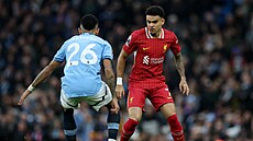 Luis Díaz (vpravo) z Liverpoolu se snaí obejít Savinha z Manchesteru City.