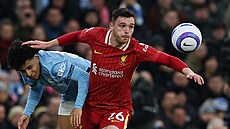 Andrew Robertson z Liverpoolu se otá�í za balonem b�hem utkání proti...