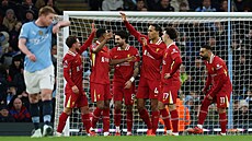 Fotbalisté Liverpoolu slaví gól proti Manchesteru City.