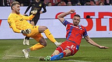 Branká Slavie Jindich Stank (vlevo) rozehrává pes padajícího Daniela...