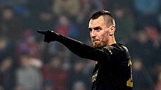 Útoník Slavie Tomá Chorý bhem utkání proti Plzni